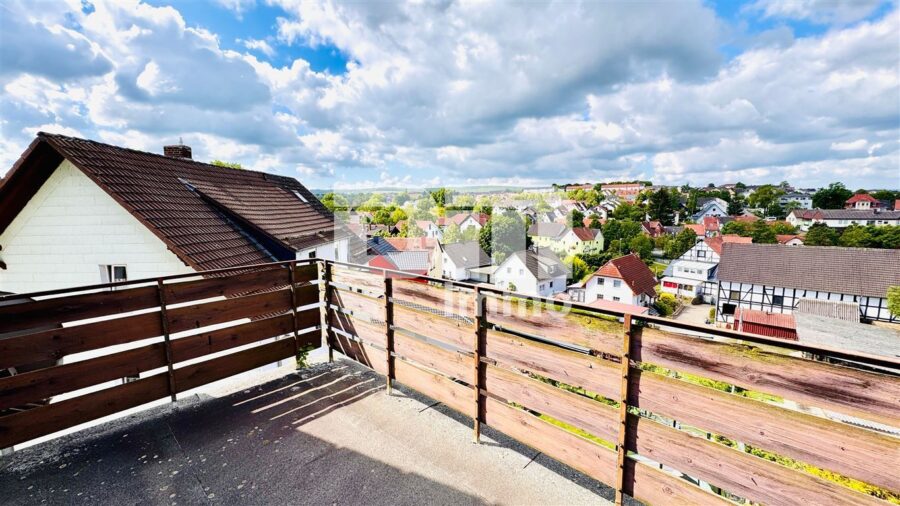 Ein- Zweifamilienhaus mit Innenhof, Balkon, Dachterrasse + Garage und zusätzliche Nutzflächen - Balkon Panoramablick bis Kassel
